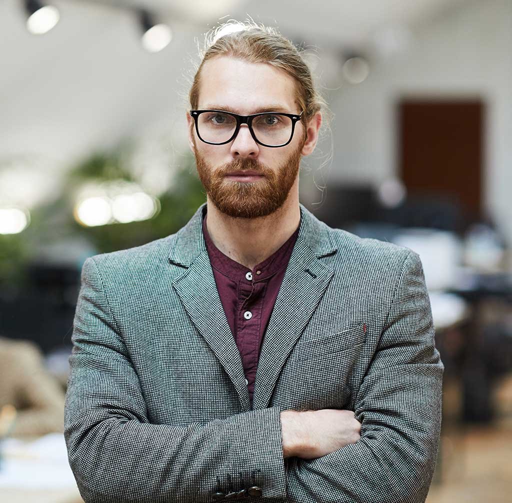 businessman posing TZVK8U5